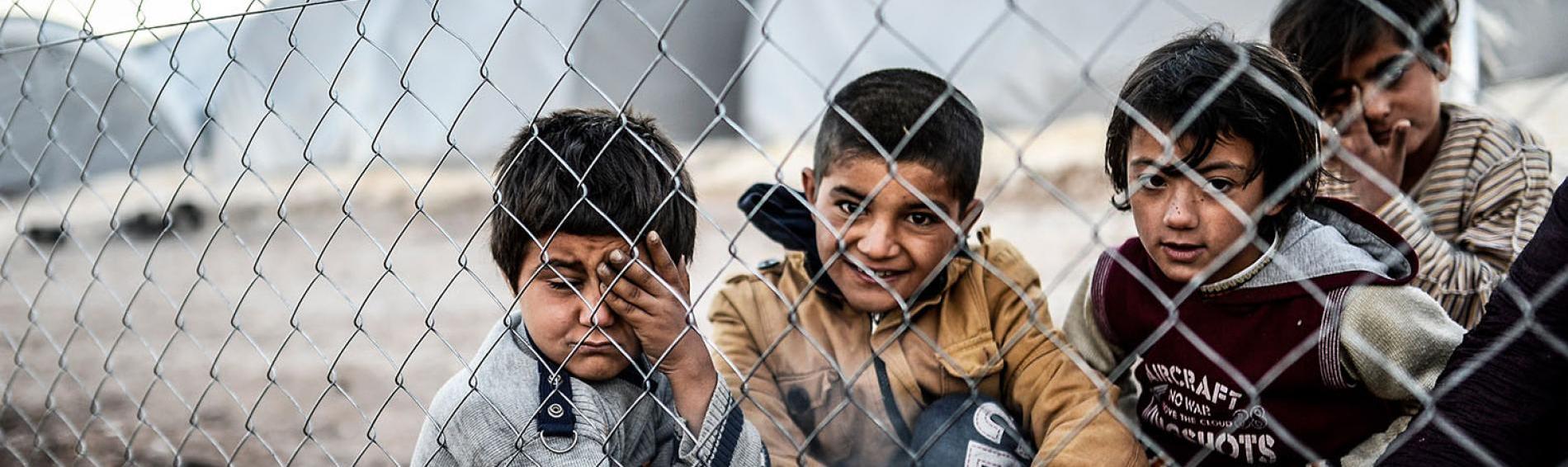 Kurdische Kinder kochen sich einen Tee am offenen Feuer in einem irakischen Flüchtlingscamp. Foto: Bulent Kilic Kurdische Kinder kochen sich einen Tee am offenen Feuer in einem irakischen Flüchtlingscamp. Foto: Bulent Kilic