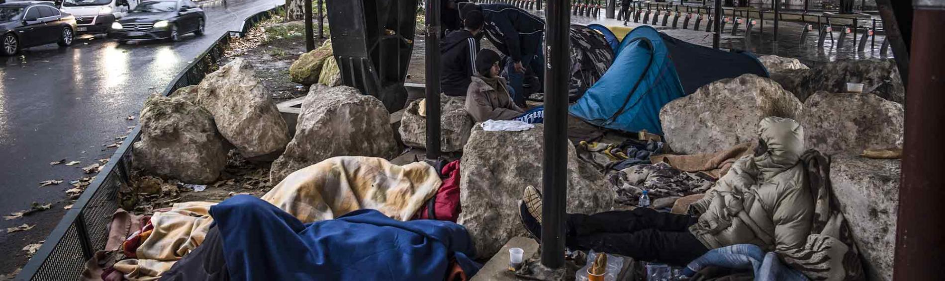 In der französischen Hauptstadt sind viele Migrant*innen gezwungen, in behelfsmäßigen Lagern unter desatrösen hygienischen Bedingungen zu kampieren. Pgoto: Olivier Papegnies