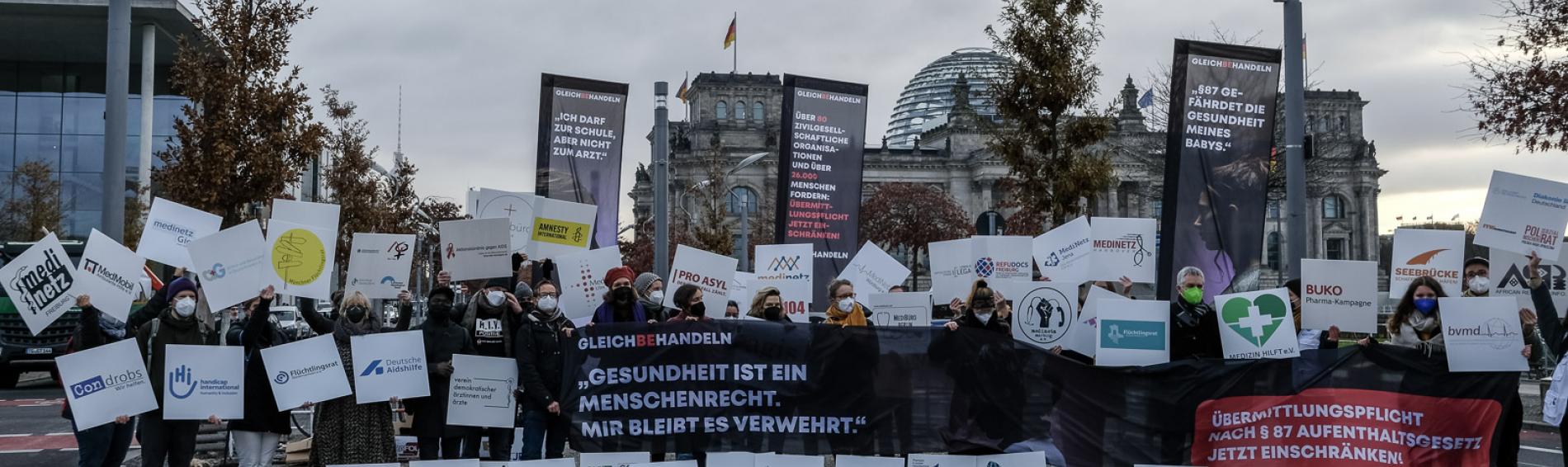 Das Bündnis Gleichbehandeln protestiert vor dem Bundestag.