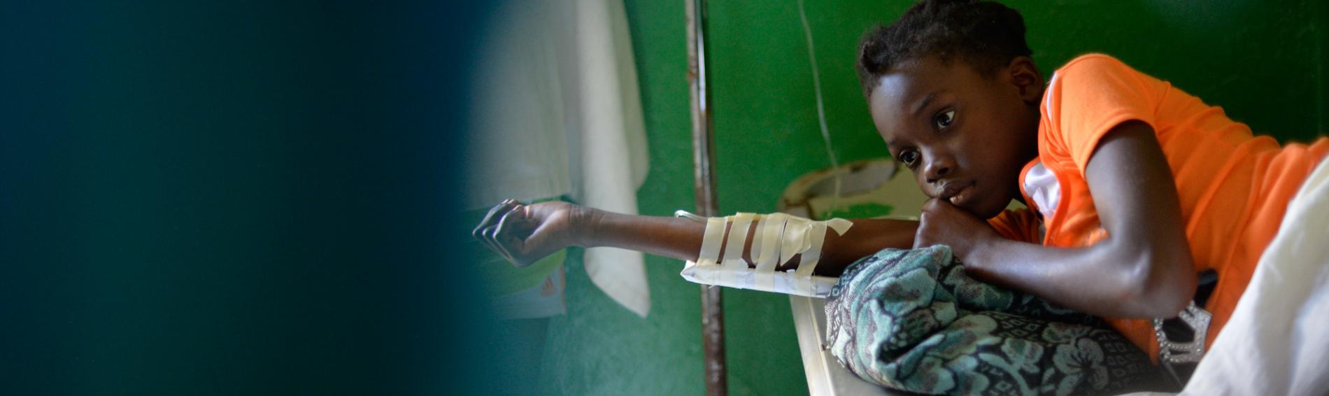 Ein Mädchen erhält eine Behandlung gegen die Cholera im Ärzte der Welt Zentrum. Foto: Benoît Guénot