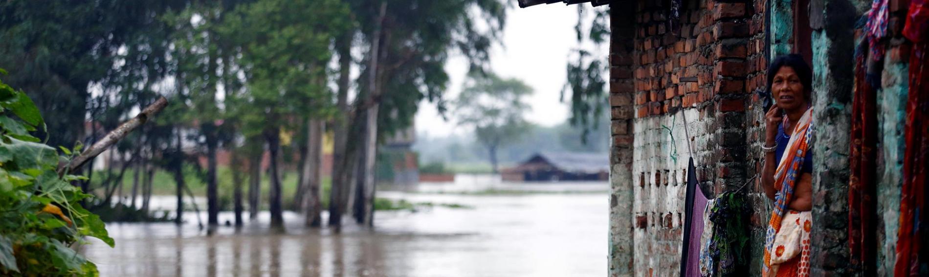Nepalesin in überfluteter Landschaft