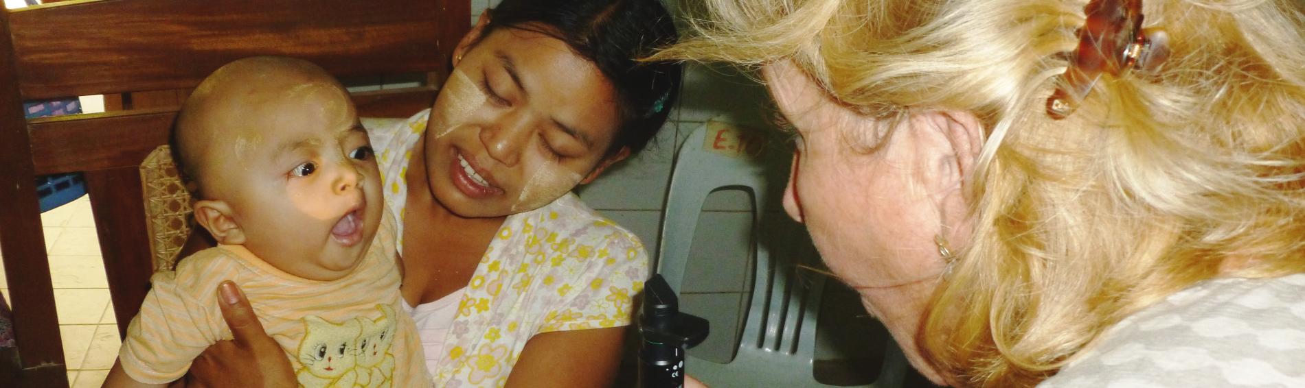 Prof. Klauss untersucht einen kleinen Patienten in Myanmar. Foto: Ärzte der Welt