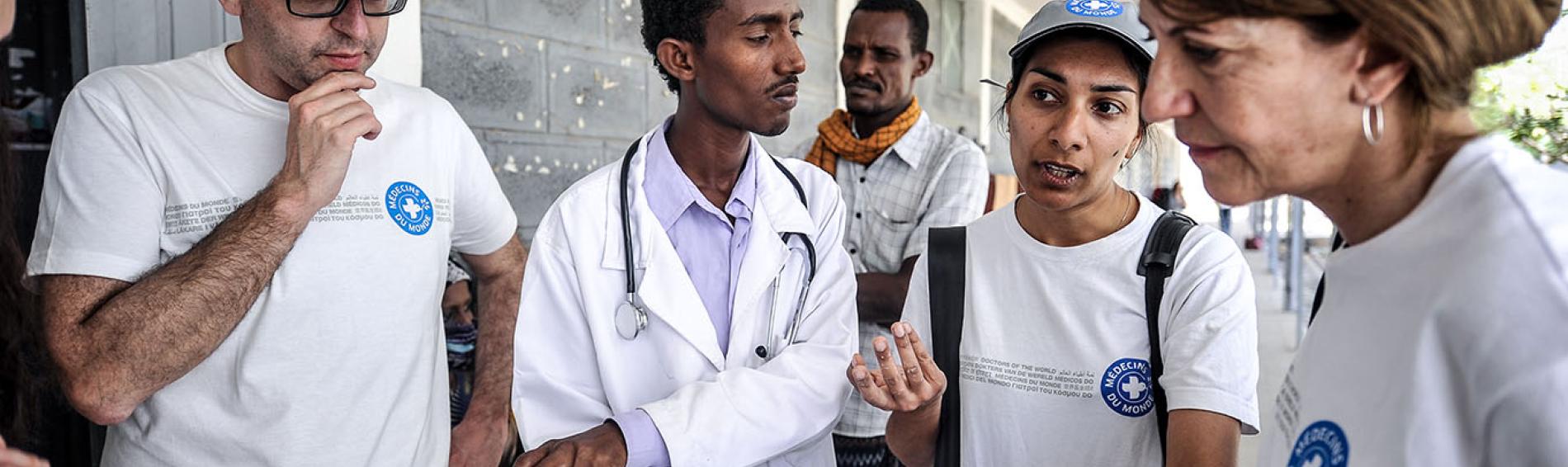Ärzte der Welt-Mitarbeiter besprechen sich mit dem Personal eines Gesundheitszentrums in Äthiopien. Foto: Quentin Top