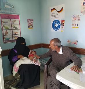 Eine Mutter und ihr Kind im Yarim Krankenhaus im Jemen. Foto: Ärzte der Welt