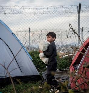 Auf den griechischen Inseln sind geflüchtete Kinder von Stacheldraht umgeben. Foto: Olmo Calvo