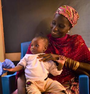 Mutter und Baby nach sicherer Geburt in Nigeria (Foto: Benedicte Kurzen)