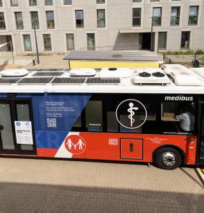 Im Berliner Medibus werden Geflüchtetete ohne Krankenversicherung behandelt. Foto: Philipp Boegle