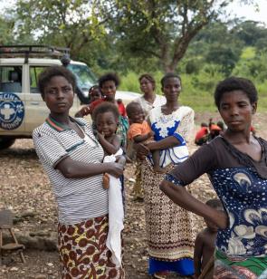Frauen und Kinder in Krisenregionen sind besonders vom Hilfsstopp betroffen. Foto: Alexis Aubin