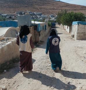 Zwei Mitarbeiterinnen von Ärzte der Welt in einem Geflüchteten-Camp im Norden Syriens. Foto: Ärzte der Welt Türkei