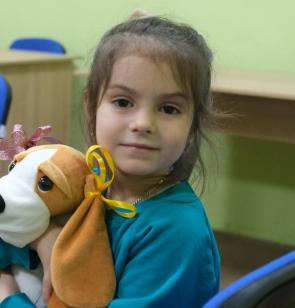 Kind in der Ukraine mit Hibuki. Foto: Ärzte der Welt