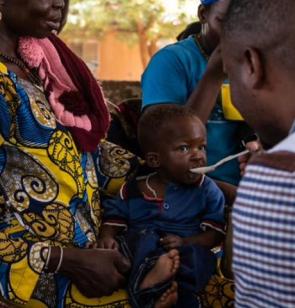 Ein Arzt untersucht in Kind in Burkina Faso. Foto: Juan Luis Rod / Ärzte der Welt