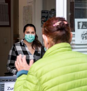 Während der Pandemie empfängt das Team von open.med Hamburg die Patient*innen mit einer Fenster-Sprechstunde. Foto: Bente Stachowske