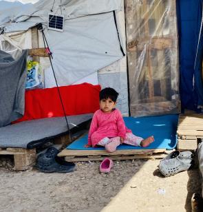 Eine junge Bewohnerin des Lagers Kara Tepe auf der Insel Lesbos steht an der Schwelle der Notunterkunft ihrer Familie. Foto: Chris Schmid