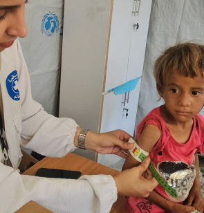 Ein Kind in Gaza wir auf Unterernährung untersucht. 