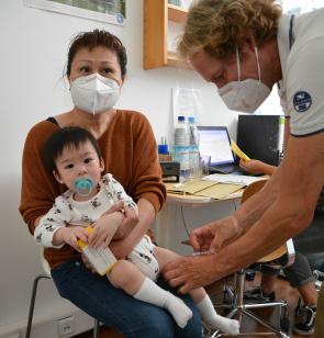 Ein kleiner Patient wird während der Kindersprechstunde geimpft. Foto: Ärzte der Welt