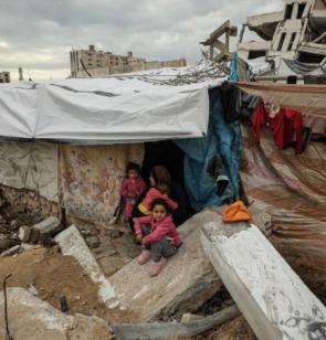 Menschen aus Gaza, die in einer Notunterkunft zwischen Trümmern Zuflucht gefunden haben. Foto: Dawoud Abo Alkas / AFP