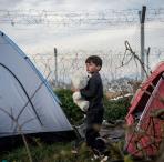 Auf den griechischen Inseln sind geflüchtete Kinder von Stacheldraht umgeben. Foto: Olmo Calvo