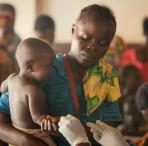 Ein Arzt impft ein Baby in der Zentralafrikanischen Republik. Foto: Sébastien Duijndam