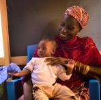 Mutter und Baby nach sicherer Geburt in Nigeria (Foto: Benedicte Kurzen)