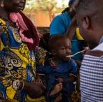Ein Arzt untersucht in Kind in Burkina Faso. Foto: Juan Luis Rod / Ärzte der Welt