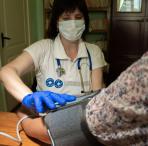 Eine Ärztin in Makariv untersucht eine Patientin. Foto: Pietro Chekal