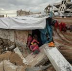 Menschen aus Gaza, die in einer Notunterkunft zwischen Trümmern Zuflucht gefunden haben. Foto: Dawoud Abo Alkas / AFP
