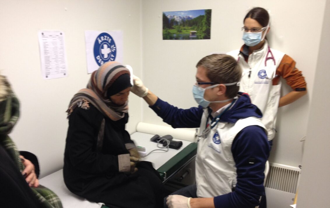 © Ärzte der Welt Deutschland: Eine Frau sitzt auf einer Liege und wird von einem Arzt untersucht. © Ärzte der Welt