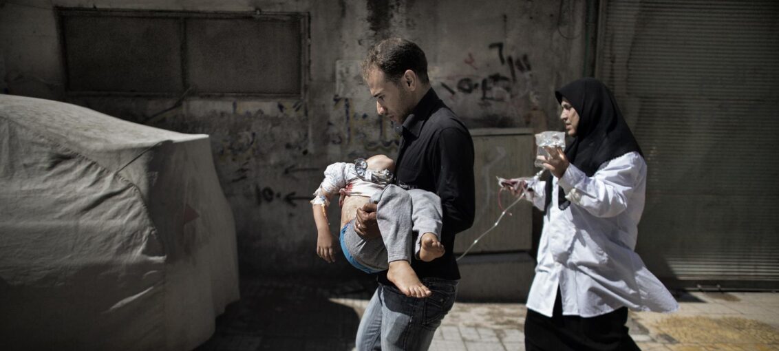 Vater trägt sein verletztes Kind | Foto: Marco Longari/AFP Vater trägt sein verletztes Kind