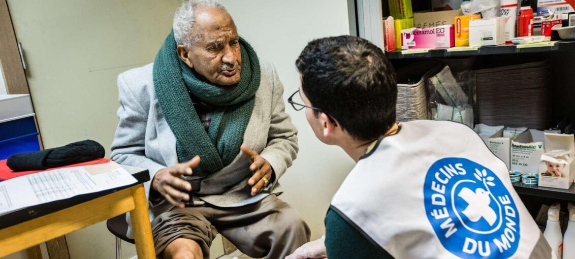 Ein älterer Man wird in einer belgischen Praxis von Ärzte der Welt versorgt. Foto: Kristof Vadino Ein älterer Man wird in einer belgischen Praxis von Ärzte der Welt versorgt. Foto: Kristof Vadino