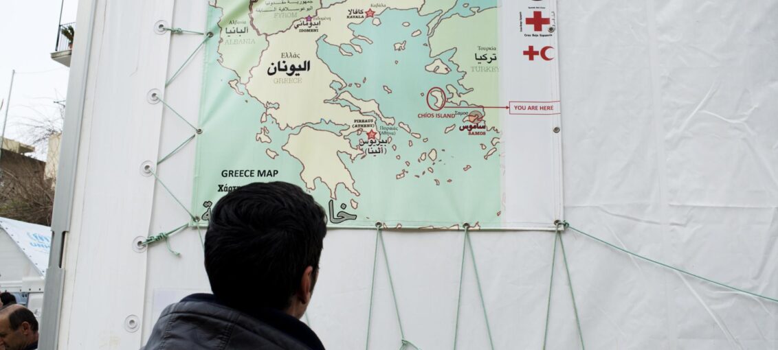 Ein Flüchtling betrachtet eine Karte von Griechenland