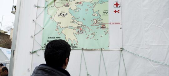 Ein Flüchtling betrachtet eine Karte von Griechenland