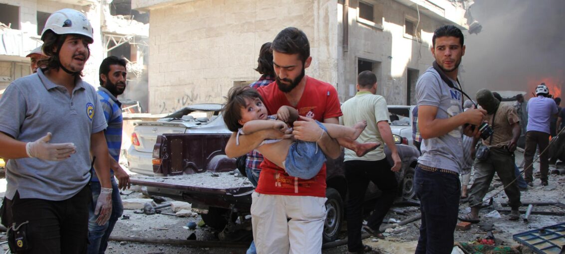 Ein Vater trägt sein verletztes Kind, Syrien. Foto: Omar Haj Kadour, AFP