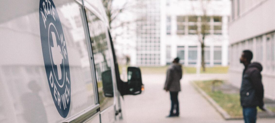 title="Ärzte der Welt-Einsatzbus vor einer Flüchtlingsunterkunft. Foto: David Gohlke "