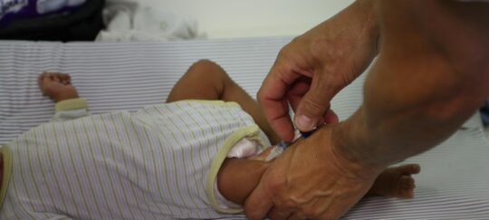 Ein Arzt impft ein Baby