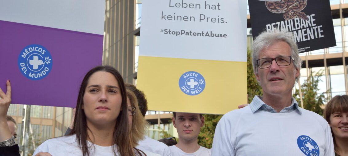 Ärzte der Welt-Mitarbeiter protestieren gegen überhöhte Medikamentenpreise