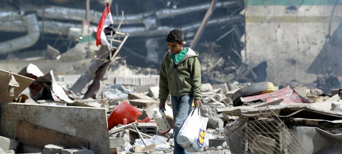 Ein junger Mann läuft über Trümmerfeld im Jemen. Foto: AFP