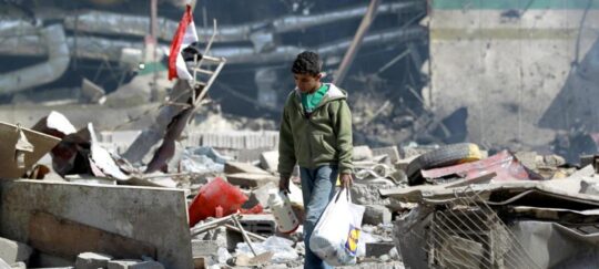 Ein junger Mann läuft über Trümmerfeld im Jemen. Foto: AFP