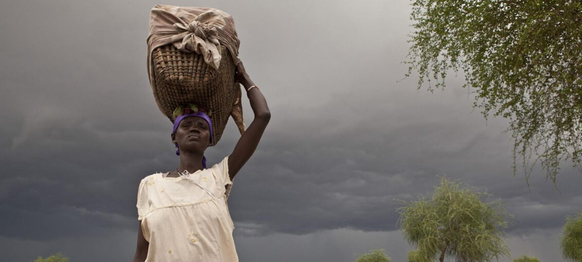 Eine Frau flieht vor einem nahenden Sturm. Foto: Brendan Bannon Eine Frau flieht vor einem nahenden Sturm. Foto: Brendan Bannon