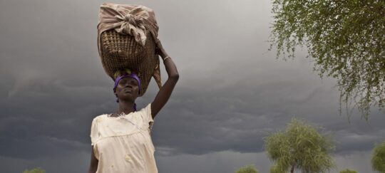 Eine Frau flieht vor einem nahenden Sturm. Foto: Brendan Bannon