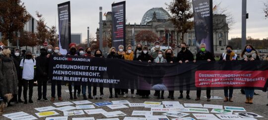 Verschiedene Organisationen demonstrieren vor dem Reichstag in Berlin zur Kampagne GleichBeHandeln. Foto: Peter Groth