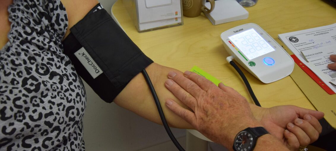 Eine Patientin wird in der open.med-Anlaufstelle von Ärzte der Welt versorgt. Foto: Ärzte der Welt Eine Patientin wird in der open.med-Anlaufstelle von Ärzte der Welt versorgt. Foto: Ärzte der Welt