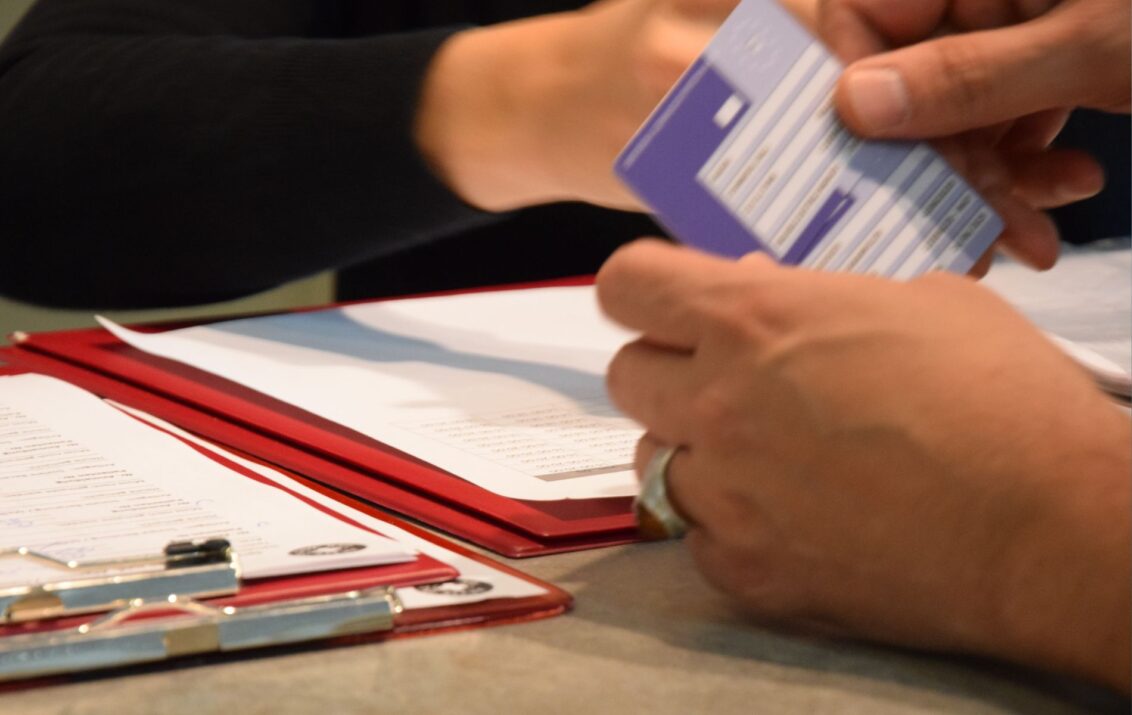 Nahaufnahme von Krankenversicherungskarten und Unterlagen.