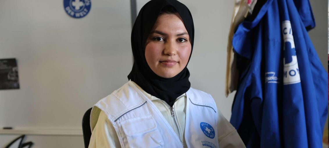 Eine der Multiplikatorinnen des Projekts in der Geschäftsstelle von Ärzte der Welt. Foto: Ärzte der Welt Eine der Multiplikatorinnen des Projekts in der Geschäftsstelle von Ärzte der Welt. Foto: Ärzte der Welt