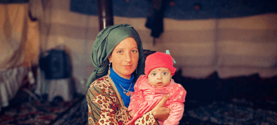 Eine Frau und ihr Kind nach dem Erdbeben 2023 in Idlib im Nordwesten Syriens.