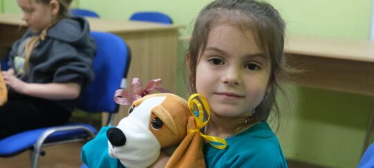 Kind in der Ukraine mit Hibuki. Foto: Ärzte der Welt