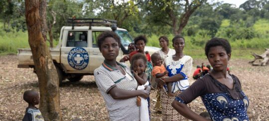Frauen und Kinder in Krisenregionen sind besonders vom Hilfsstopp betroffen. Foto: Alexis Aubin