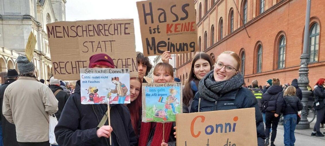 alt="Demonstrierende auf der Demo gegen Rechts in München. Foto: Ärzte der Welt. alt="Demonstrierende auf der Demo gegen Rechts in München. Foto: Ärzte der Welt.