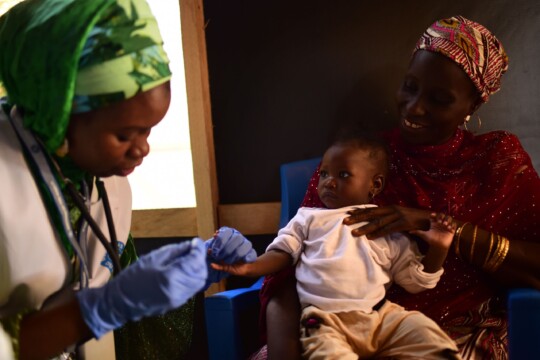 Nigeria: In unseren medizinischen Kliniken versorgen wir Patient*innen von Klein bis Groß. ©Benedicte Kurzen
