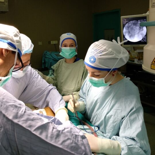 Vier Ärzt*innen bei einer Operation in Gaza.