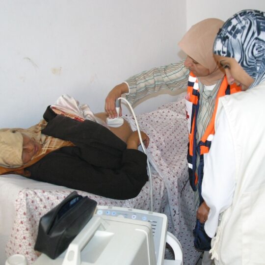 Gaza: Zwei Mitarbeiterinnen führen bei einer schwangeren Patientin eine Ultraschalluntersuchung durch.